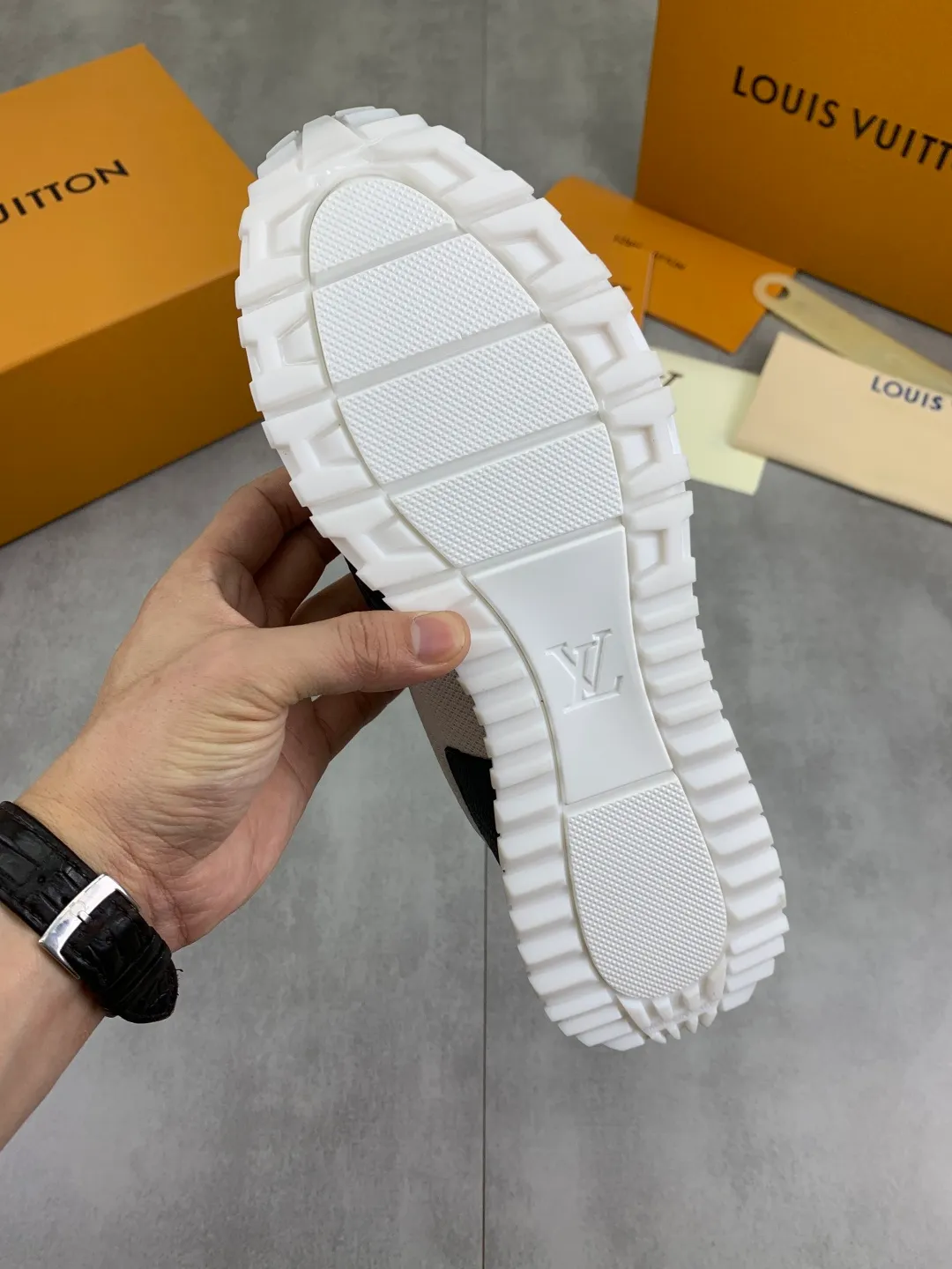 Men's men's shoes 💰P680 new style 💶[LOUIS VUITTON] (original order) new style 🍀LV Louis Vuitton * - top version of LV classic trendy shoes! Made of imported original cowhide and water-dyed cowhide lining. The latest original wear-resistant rubber combination outsole! High quality products! Multiple colors available, code number: 38-44 (45 46 customized)